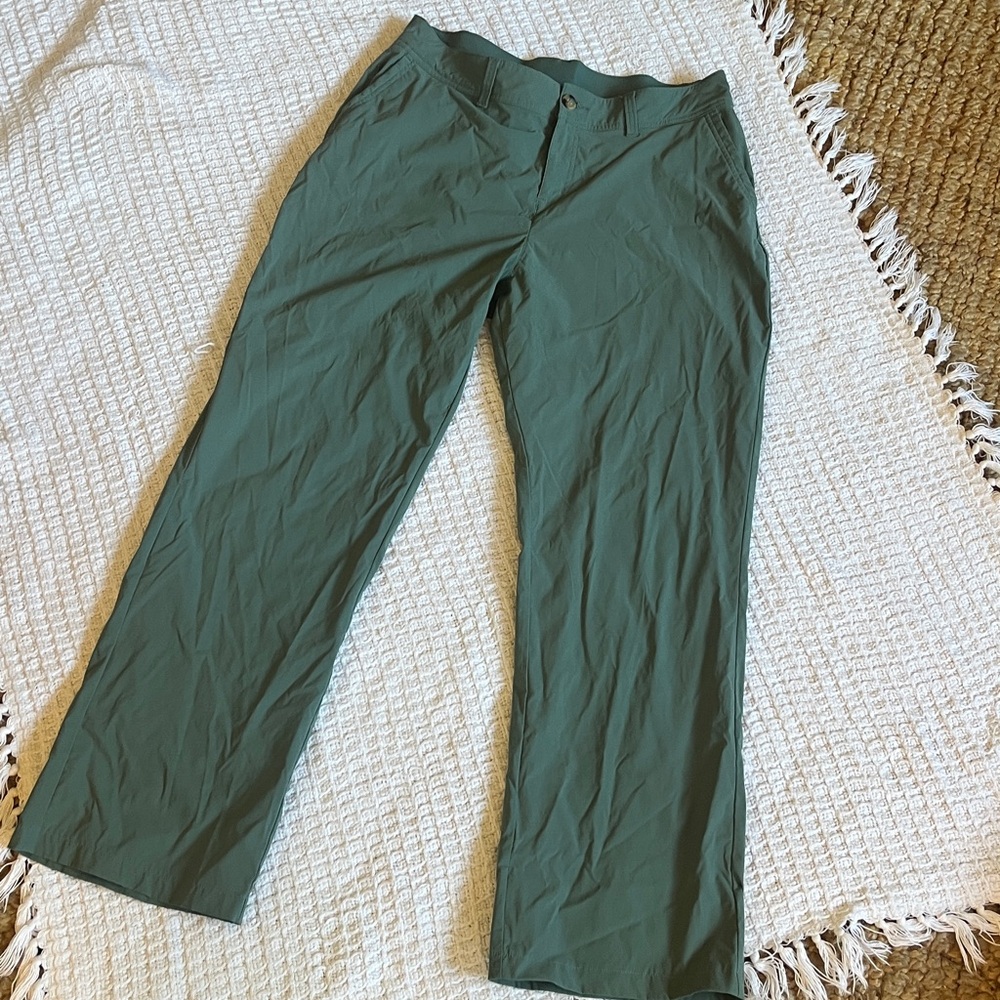 Gerry Athletic outdoors Ankle Pants with zipper pockets in Sage Green , size L